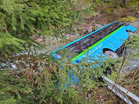 Scuolabus esce di strada e finisce in un torrente: 4 ragazzi feriti. L&#039;autista in condizioni critiche