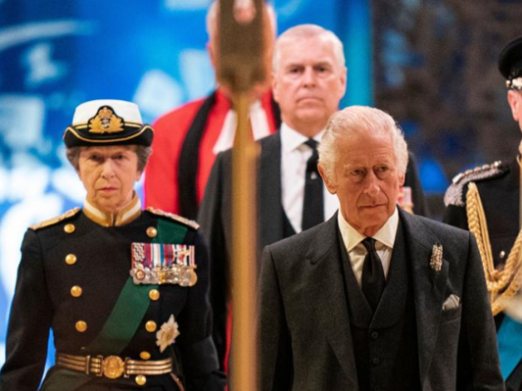 Il Sovrano Carlo Toglie i Titoli all&#039;Ex Principe Andrea: Una Decisione Storica per la Monarchia Britannica