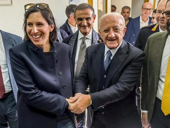 La stretta di mano tra Schlein e De Luca: pace fatta. La segretaria Pd: «Uniti vinceremo»