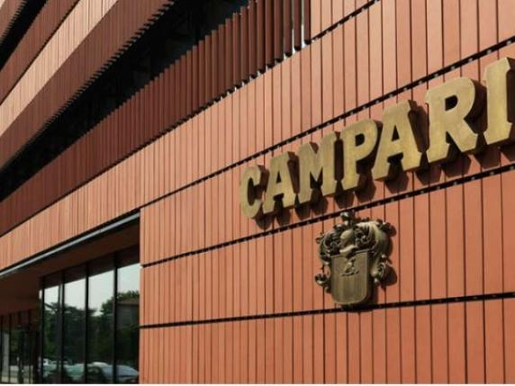 Sequestro da 1,2 miliardi di euro alla Campari: la Guardia di Finanza indaga sulla exit tax

Approfondimento
La exit tax è un&#039;imposta che colpisce le società che trasferiscono la loro sede legale o la loro attività all&#039;estero. In questo caso, la Guardia di Finanza sta indagando sulla possibilità che la fusione per incorporazione sia stata utilizzata per evitare il pagamento di questa imposta. La società Campari potrebbe aver utilizzato questa operazione per ridurre la sua base imponibile e quindi evitare di pagare la exit tax.

Possibili Conseguenze
Le conseguenze di questo sequestro potrebbero essere gravi per la società Campari. Se la Guardia di Finanza dovesse accertare che la società ha effettivamente evaso la exit tax, potrebbe essere condannata a pagare una multa salata. Inoltre, la società potrebbe anche subire un danno alla sua immagine e alla sua reputazione.

Opinione
Non è possibile esprimere un&#039;opinione in merito a questo caso, in quanto si tratta di un&#039;indagine in corso. Tuttavia, è importante notare che la exit tax è un&#039;imposta importante per lo Stato italiano e che le società che la evadono possono causare un danno significativo alle finanze pubbliche.

Analisi Critica dei Fatti
La Guardia di Finanza ha sequestrato azioni del valore di 1,2 miliardi di euro, il che suggerisce che l&#039;indagine sia molto seria. Inoltre, il fatto che la società Campari abbia assorbito la sua controllata italiana attraverso una fusione per incorporazione potrebbe essere visto come un tentativo di evitare la exit tax.

Relazioni con altri fatti
Questo caso potrebbe essere collegato ad altri casi di evasione fiscale da parte di società italiane. La Guardia di Finanza ha infatti condotto diverse indagini in merito a questo tipo di reati negli ultimi anni.

Contesto storico
La exit tax è stata introdotta in Italia nel 2015, con l&#039;obiettivo di prevenire l&#039;evasione fiscale da parte di società che trasferiscono la loro sede legale o la loro attività all&#039;estero. Da allora, la Guardia di Finanza ha condotto diverse indagini in merito a questo tipo di reati.

Fonti
La fonte di questo articolo è il Corriere della Sera, che ha pubblicato la notizia del sequestro delle azioni della società Campari. Il link diretto all&#039;articolo è https://www.corriere.it/. La notizia è stata pubblicata il 31 ottobre 2025.