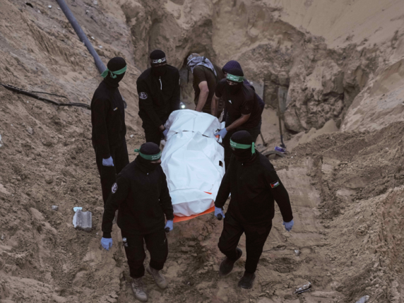 Tensioni nel Medio Oriente: la Croce Rossa restituisce i corpi di 3 ostaggi a Israele mentre gli Stati Uniti garantiscono passaggi sicuri ad Hamas