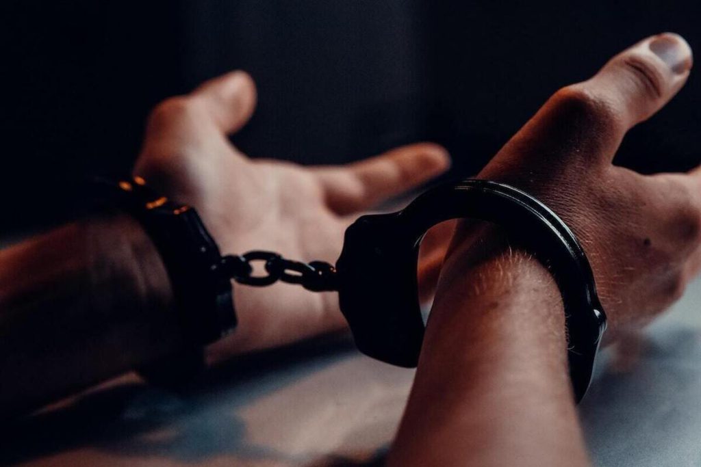 Uomo russo condannato a 12 anni di carcere per aver esposto il suo organo genitale a una ragazza minorenne