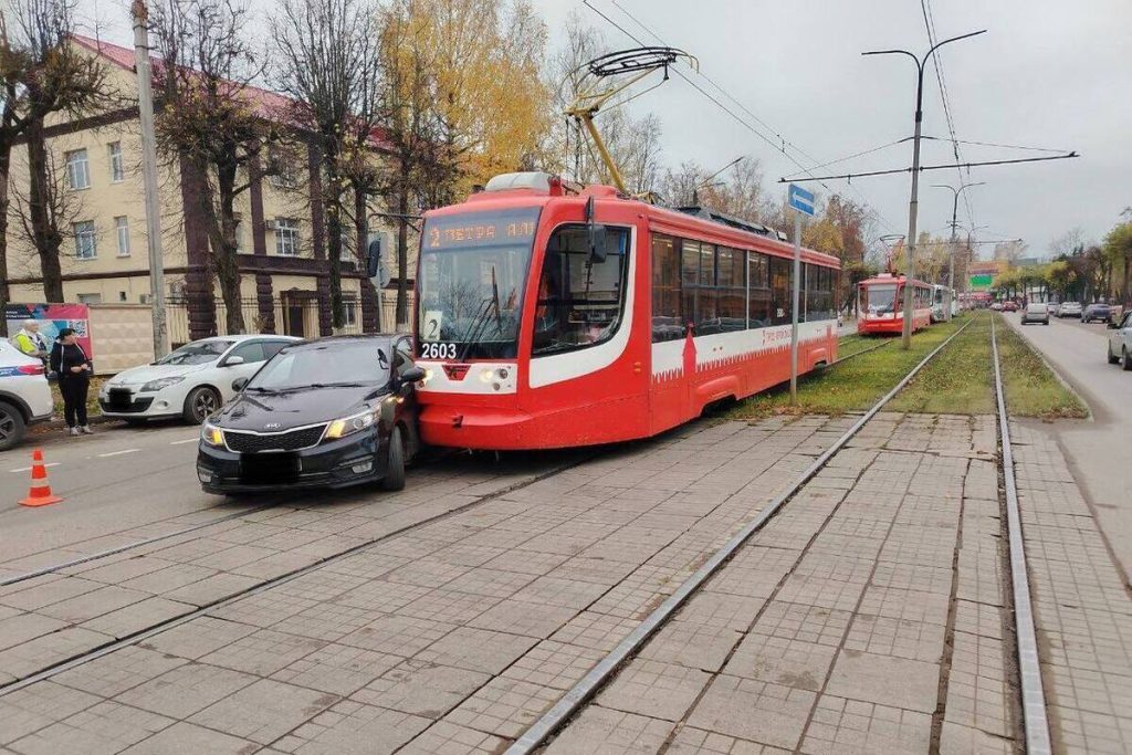Incidente stradale a Smolensk: tram e auto KIA Rio coinvolti in collisione