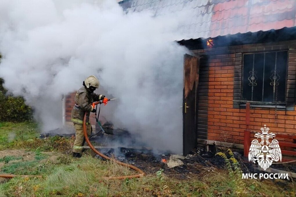 Девять сотрудников МЧС тушили пожар в жилом доме в Рыбном под Рязанью