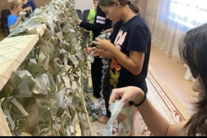 Астраханцы сплели маскировочную сеть площадью 50 квадратных метров