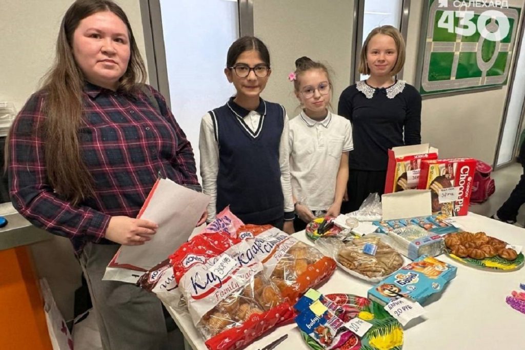 В Салехарде дети провели ярмарку для помощи школе Волновахи