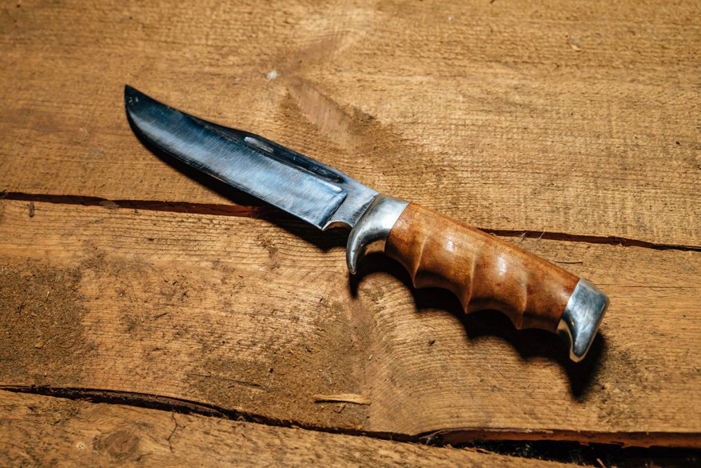 В Твери мужчина ограбил магазин, напугав продавцов ножом