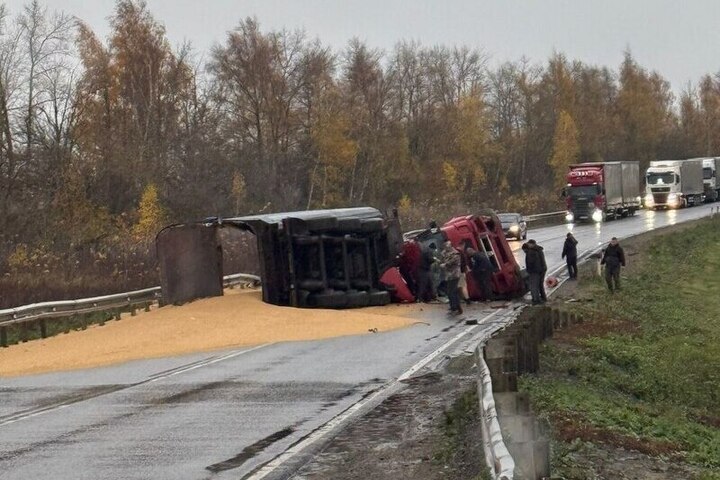 Перевернувшаяся фура с песком заблокировала дорогу под Ефремовым