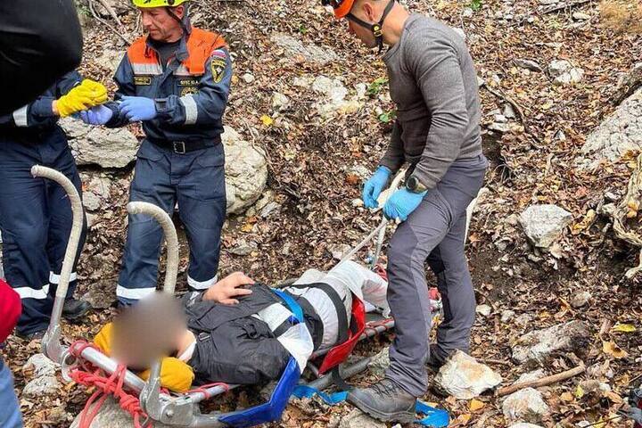 В горах Ялты больше суток искали сорвавшегося со скалы туриста