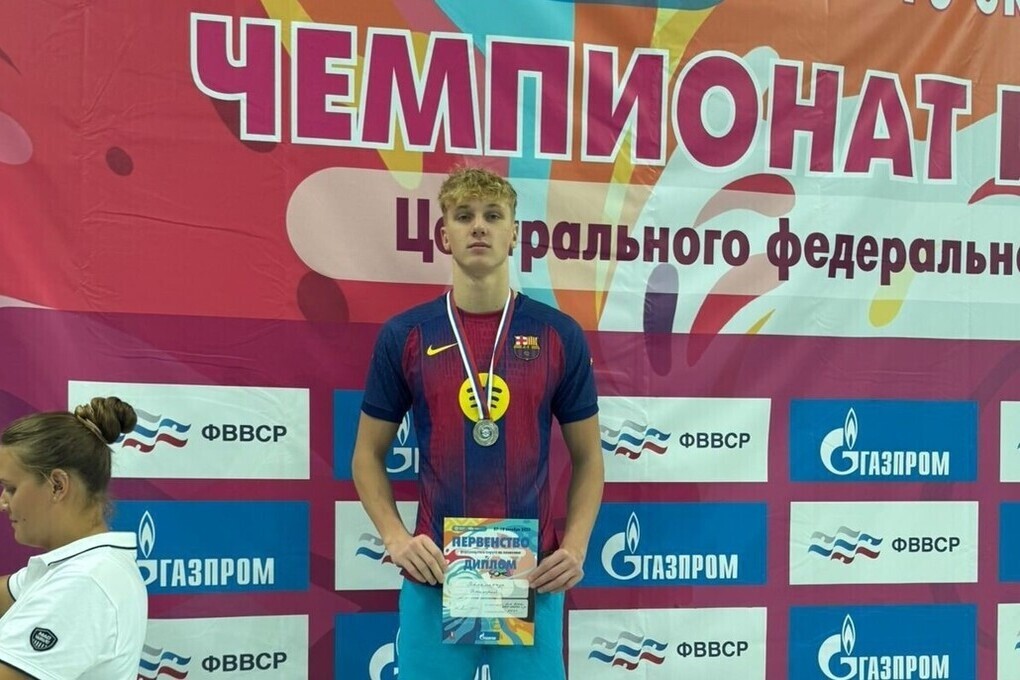 Nuotatore di Tambov Dmitrij Palamarchuk Trionfa con Due Medaglie d&#039;Argento e Stabilisce Record Regionale