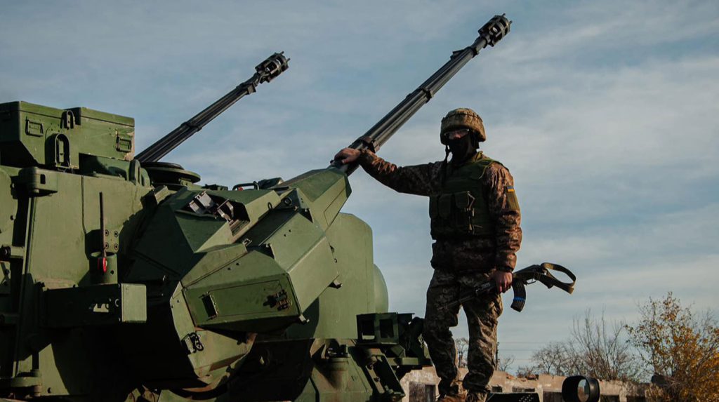 Ucraina respinge massiccio attacco di droni russi, 92 velivoli abbattuti nella notte
Approfondimento
L&#039;attacco russo è stato lanciato da diverse località, tra cui Kursk, Millerovo, Shatalovo, Oryol e Primorsko-Akhtarsk in Russia, e Cape Chauda nella Crimea occupata. I droni utilizzati includevano modelli Shahed, Gerbera e altri tipi, con circa 80 dei 130 droni totali di tipo Shahed.
Possibili Conseguenze
La difesa aerea ucraina ha respinto l&#039;attacco con l&#039;aiuto di aerei, unità di missili antiaerei, guerra elettronica e unità di sistemi senza pilota e gruppi di fuoco mobili. Tuttavia, l&#039;attacco russo è ancora in corso, con diversi droni russi ancora rilevati nello spazio aereo ucraino, il che potrebbe avere gravi conseguenze per la popolazione civile e le infrastrutture.
Opinione
La situazione è molto grave e richiede una risposta immediata e efficace dalle autorità ucraine e internazionali. L&#039;attacco russo rappresenta una violazione della sovranità e dell&#039;integrità territoriale dell&#039;Ucraina, e potrebbe avere gravi ripercussioni sulla stabilità della regione.
Analisi Critica dei Fatti
I fatti rivelano che la difesa aerea ucraina ha avuto un certo successo nel respingere l&#039;attacco, ma l&#039;attacco è ancora in corso e ci sono ancora molti droni russi nello spazio aereo ucraino. Ciò suggerisce che la situazione è ancora molto instabile e richiede una continua vigilanza e prontezza da parte delle forze di difesa ucraine.
Relazioni con altri fatti
Questo evento è parte di un più ampio contesto di conflitto tra Russia e Ucraina, che ha avuto inizio nel 2014. La situazione è stata caratterizzata da una serie di attacchi e contrattacchi, con gravi conseguenze per la popolazione civile e le infrastrutture. L&#039;attacco di droni russo è solo l&#039;ultimo episodio di una lunga serie di violazioni della sovranità ucraina.
Contesto storico
Il conflitto tra Russia e Ucraina ha una lunga storia, che risale alla dissoluzione dell&#039;Unione Sovietica nel 1991. Tuttavia, la situazione si è aggravata nel 2014, quando la Russia ha annesso la Crimea e ha iniziato a sostenere i separatisti nella regione del Donbass. Da allora, la situazione è rimasta tesa, con periodici aumenti di violenza e attacchi da parte delle forze russe e dei separatisti.
Fonti
La fonte di questo articolo è Air Force of Ukraine, che ha fornito le informazioni sull&#039;attacco e sulla risposta della difesa aerea ucraina. Altre fonti, come Ukrainska Pravda, offrono ulteriori informazioni e aggiornamenti sulla situazione. Il sito della fonte rss è https://www.ukrinform.net.