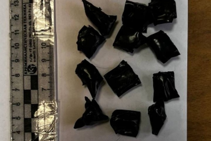 Arresto di tre giovani a Penza per traffico di sostanze proibite: le autorità russe intensificano la lotta contro il narcotraffico