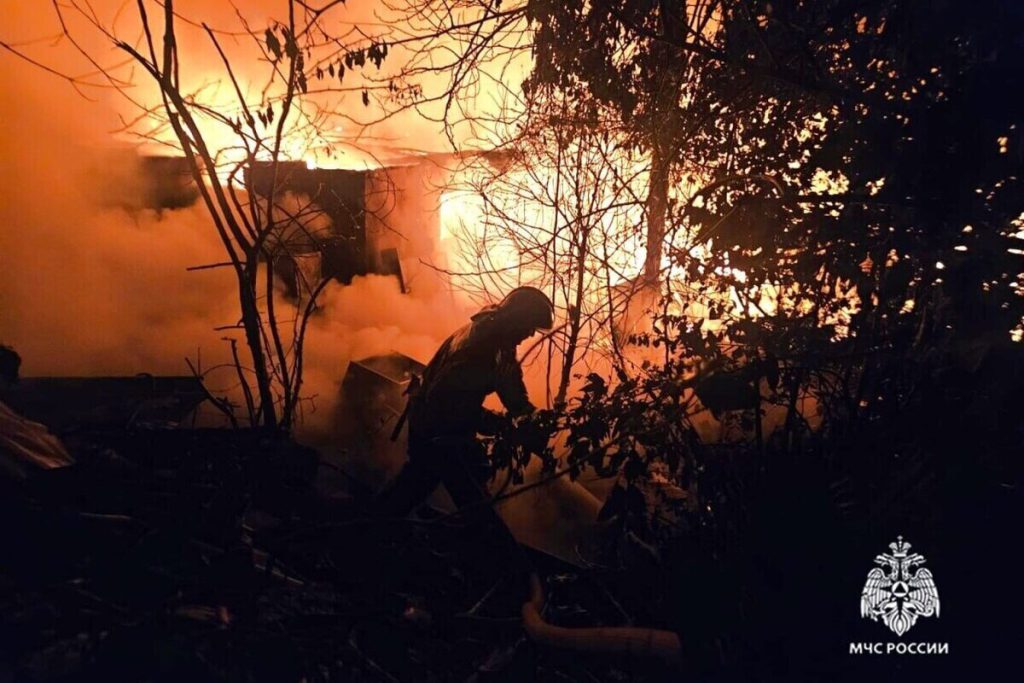 В Сочи горят три частных дома