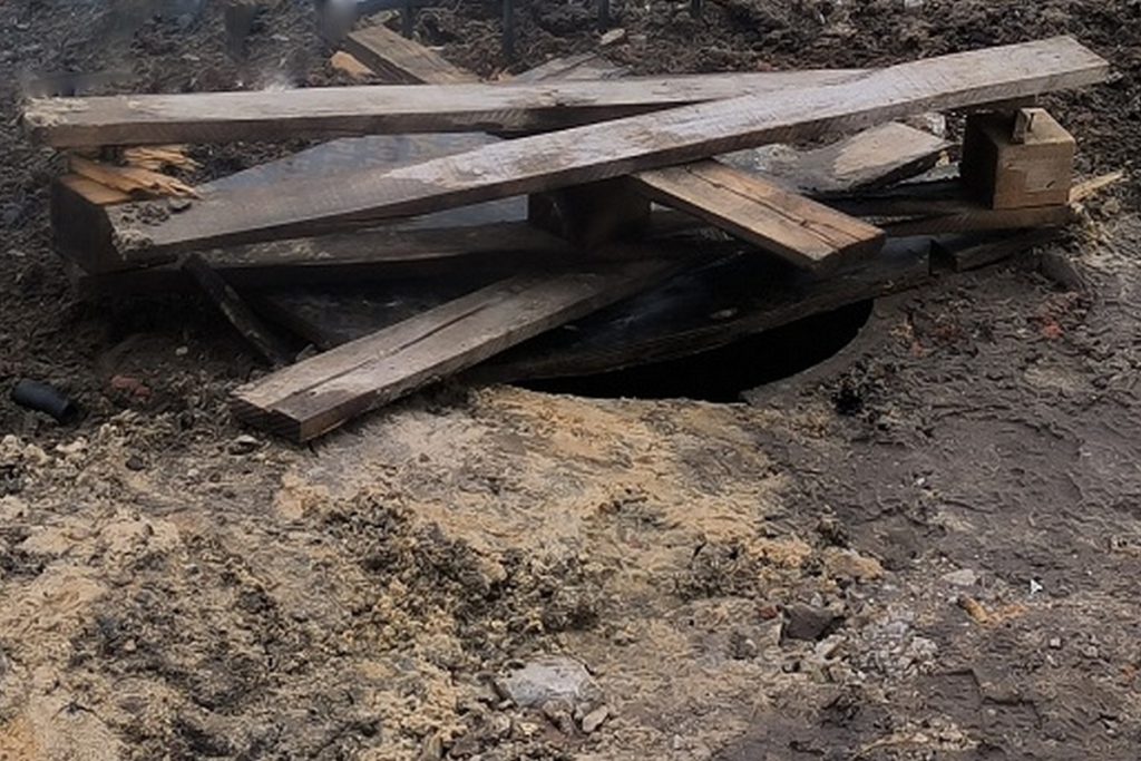 Bambino di 7 anni cade in una fossa vicino a Voronež: avviata un&#039;indagine e sollevate preoccupazioni sulla sicurezza pubblica