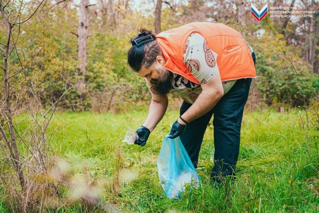 Запорожские волонтеры преобразили мелитопольский лесопарк