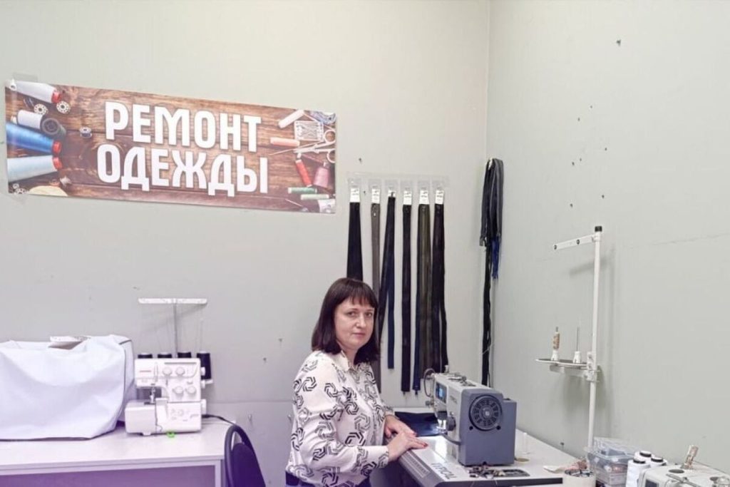 Donna di Belgorod apre laboratorio di sartoria grazie al contratto sociale, un esempio di sostegno all&#039;imprenditoria locale