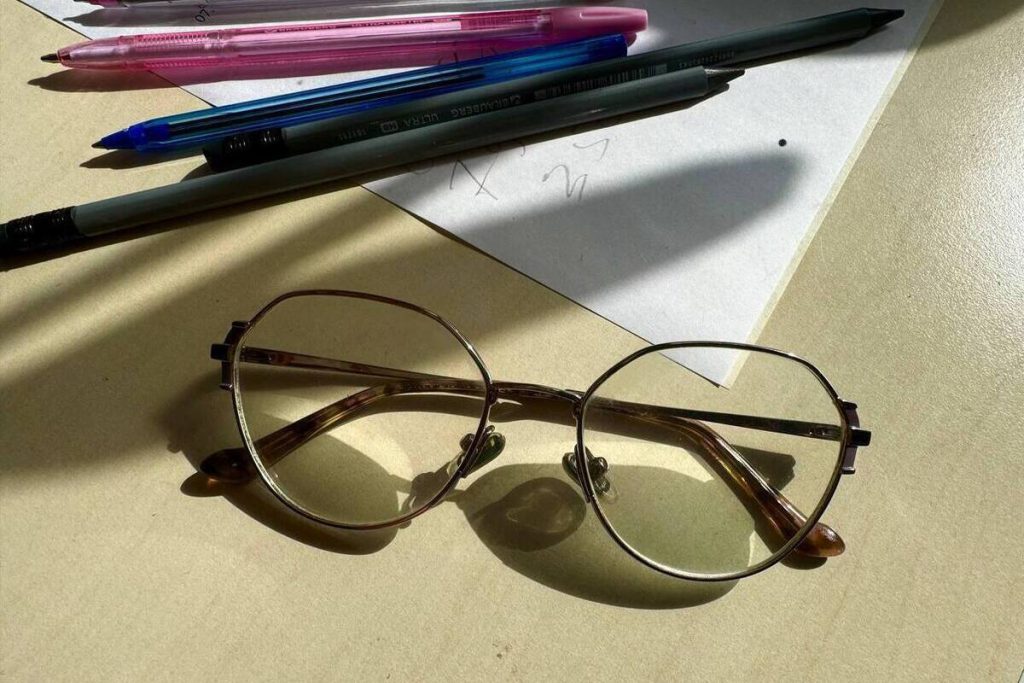 Новгородцам рассказали, что контактные линзы не заменят очки