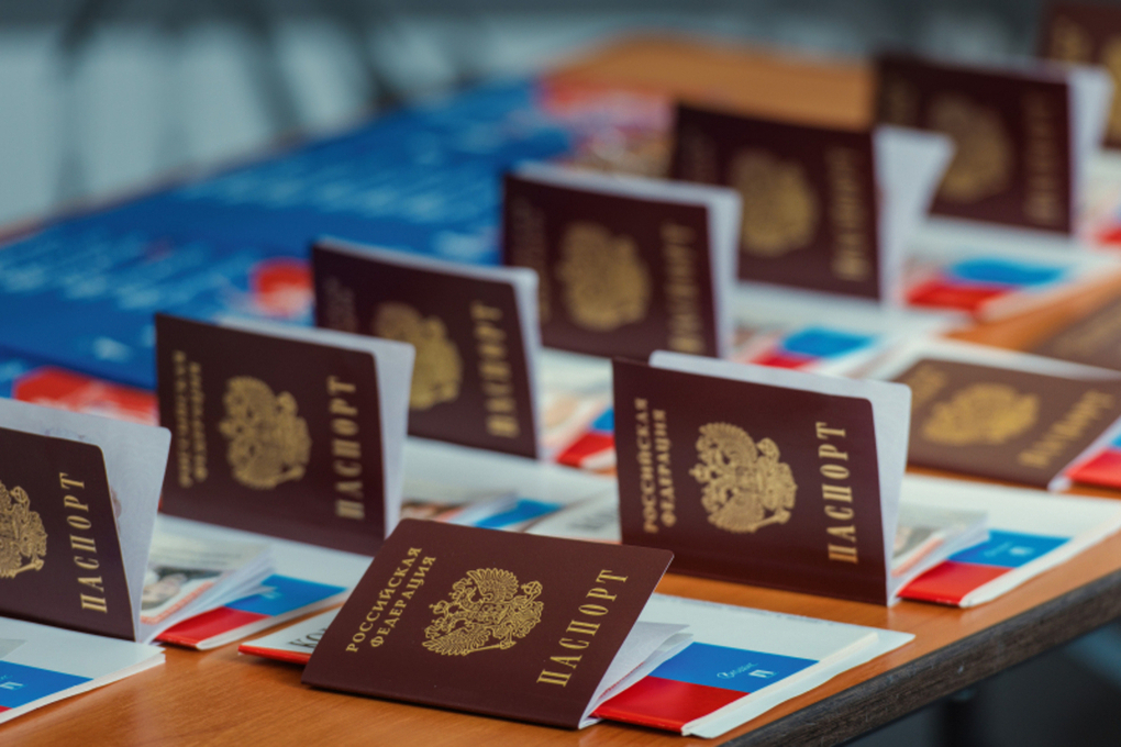 Юным северянам вручили первые паспорта на торжественной церемонии в Мурманске