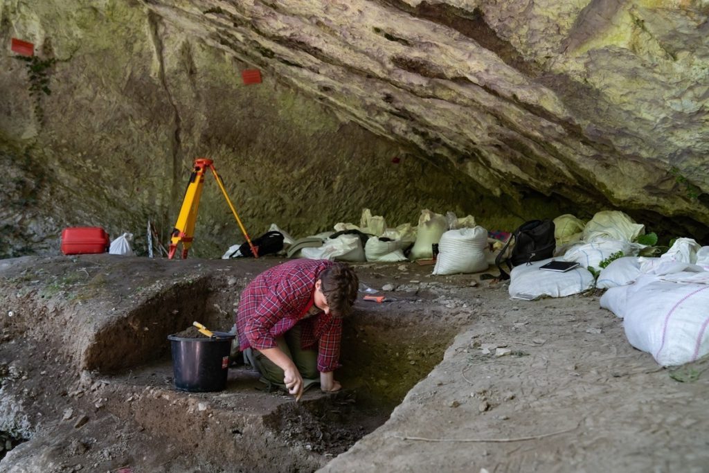 Ritrovati i resti degli antichi abitanti della grotta di Ahtsu a Sochi: una scoperta che rivela i segreti del passato