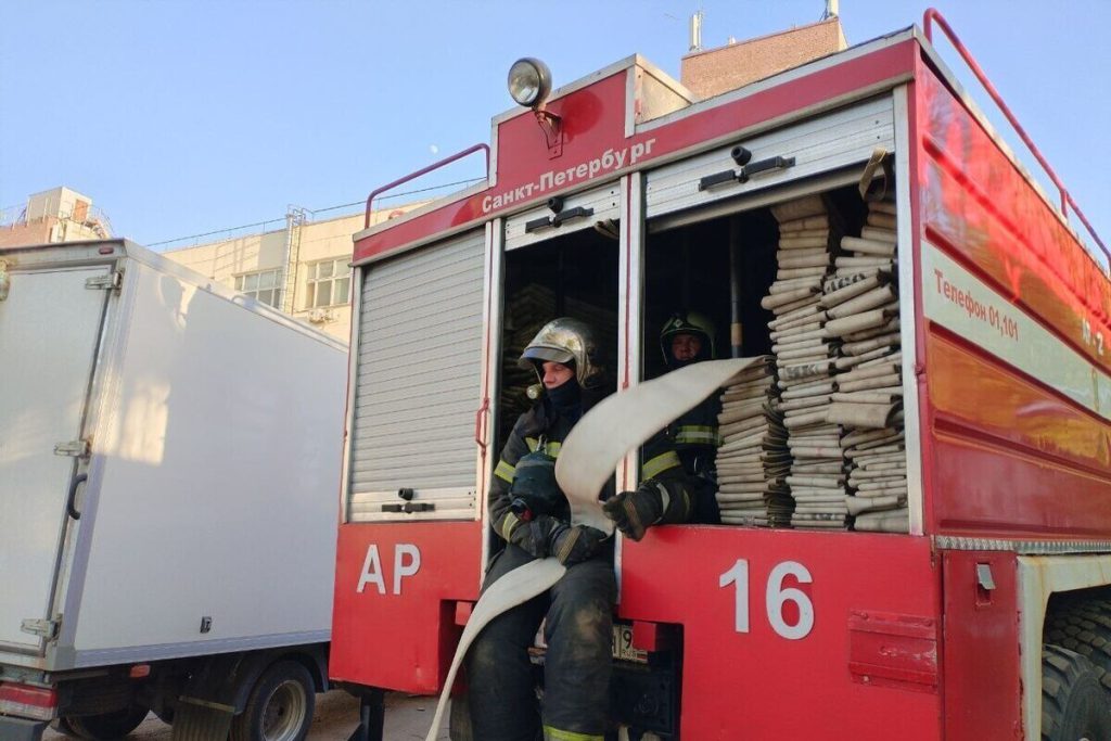 Incendio a San Pietroburgo: un uomo perde la vita in un tragico rogo domestico