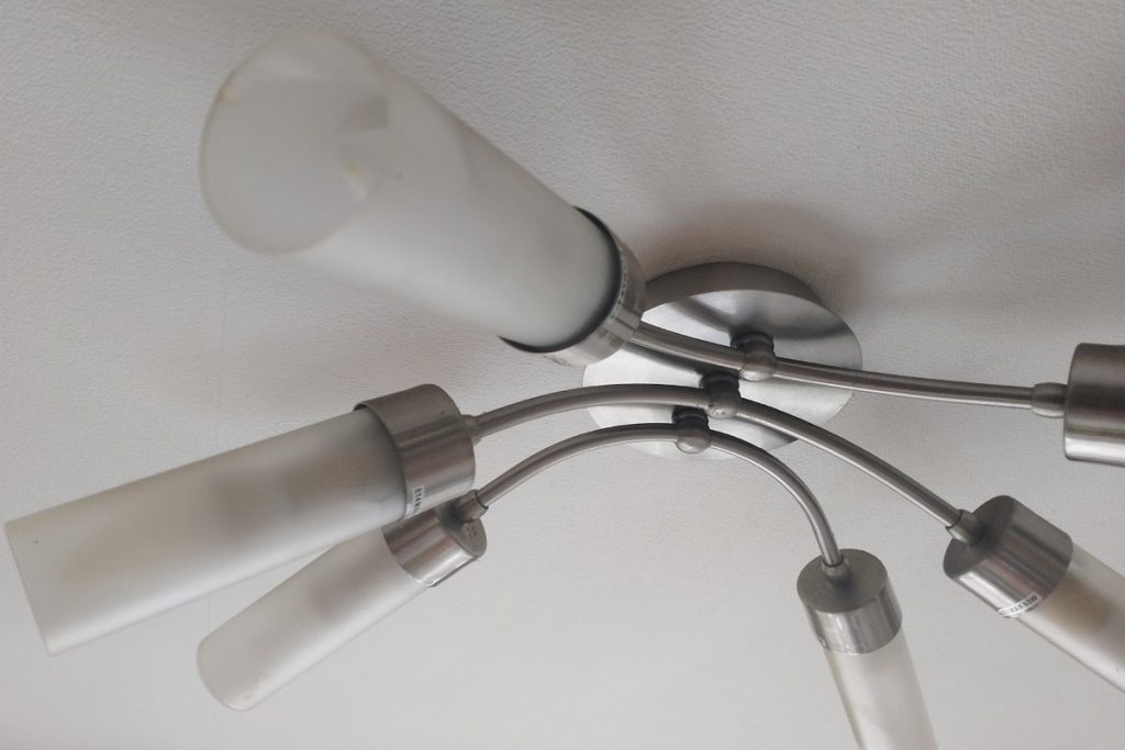 Interruzione di corrente elettrica a Priкубанский: cause e conseguenze sulla vita quotidiana dei residenti