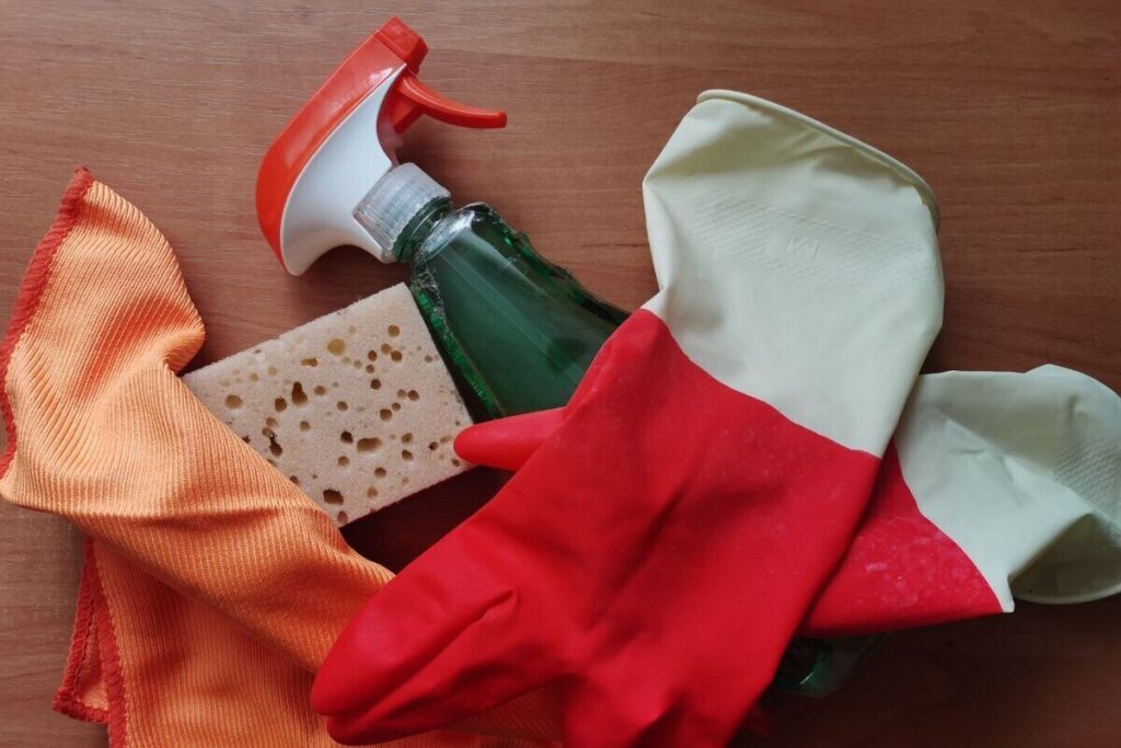 Sicurezza dei Bambini: Perché non Bisogna Affidare ai Minori la Pulizia con Prodotti Chimici Aggressivi