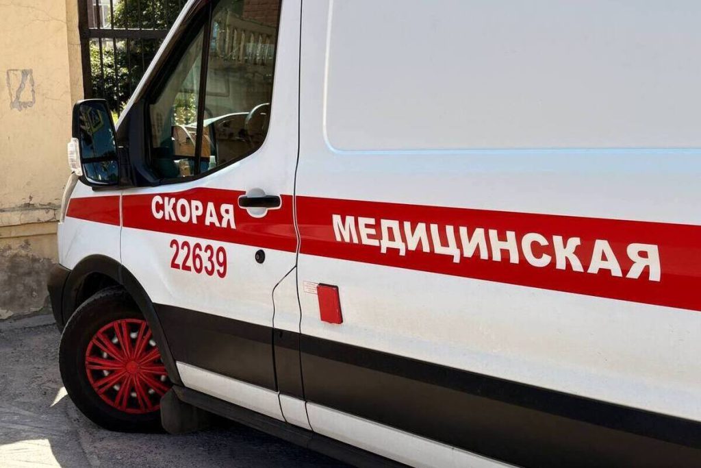 Incidente stradale a Leningrado: un ragazzo di 13 anni investito da un&#039;auto mentre guidava un pitbike