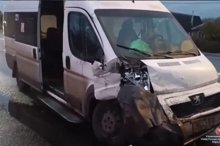 В Белгороде четыре человека пострадали при столкновении иномарки и автобуса