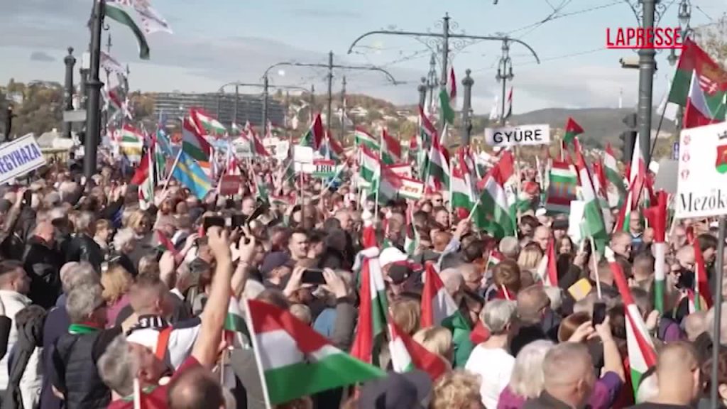 Ungheria, in migliaia a Budapest per sostenere Orbán in vista delle elezioni