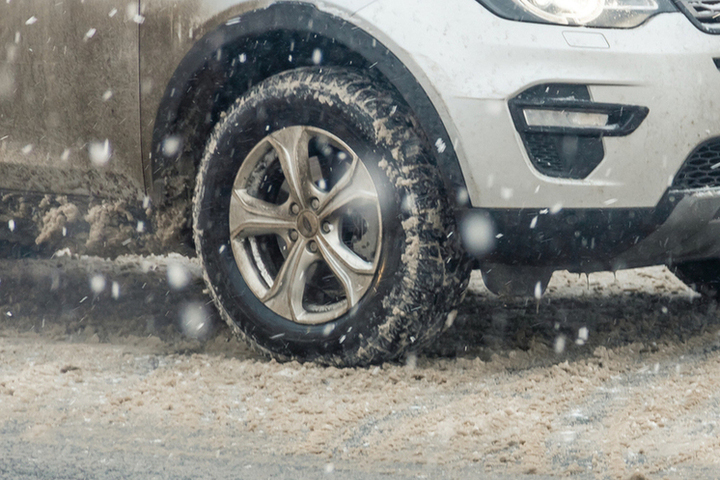 Pneumatici Usurati: La Regola Rigorosa per la Sicurezza Stradale in Tutte le Stagioni