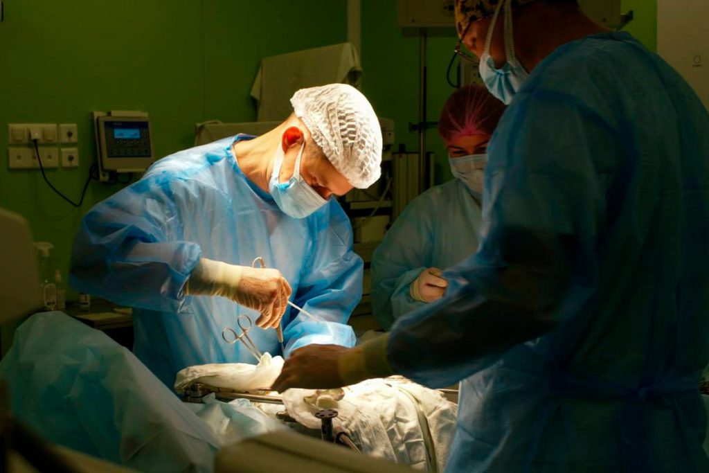 Липецкие онкологи провели уникальную операцию для пациента с опухолью ноги