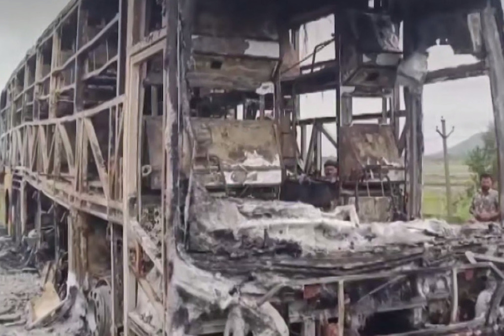 Два десятка человек заживо сгорели в автобусе, попавшем в аварию