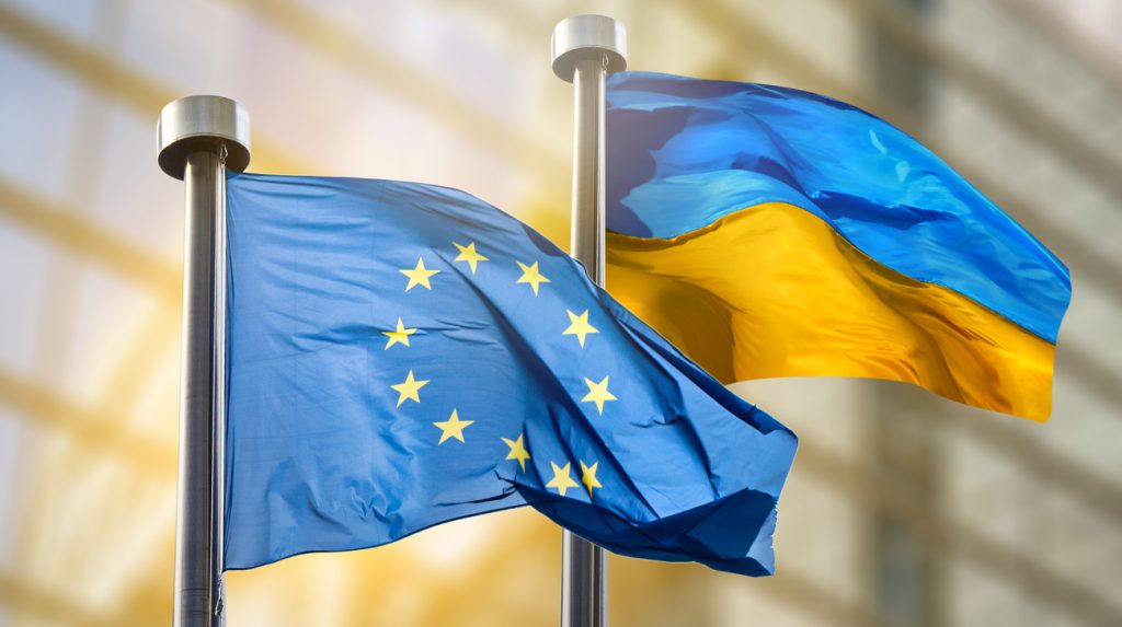 Aumento della fiducia nell&#039;Unione Europea: la percentuale di ucraini che credono in un futuro prospero è salita al 56%

## Approfondimento
Il sondaggio condotto dal Kyiv International Institute of Sociology (KIIS) fornisce informazioni importanti sulle aspettative degli ucraini per il futuro del loro paese. L&#039;aumento della percentuale di ucraini che credono in un futuro prospero nell&#039;UE potrebbe essere un segno di una maggiore fiducia nella capacità del paese di superare le sfide attuali e di integrarsi nell&#039;Unione Europea.

## Possibili Conseguenze
Le conseguenze di questo aumento di ottimismo potrebbero essere positive per l&#039;Ucraina, poiché potrebbe portare a un aumento della fiducia degli investitori e a un maggiore impegno per la ricostruzione e lo sviluppo del paese.

## Opinione
È importante notare che le opinioni degli ucraini possono variare a seconda delle condizioni economiche e politiche del paese. Tuttavia, l&#039;aumento della percentuale di ucraini che credono in un futuro prospero nell&#039;UE potrebbe essere un segno di una maggiore fiducia nella capacità del paese di superare le sfide attuali.

## Analisi Critica dei Fatti
Il sondaggio condotto dal KIIS fornisce informazioni importanti sulle aspettative degli ucraini per il futuro del loro paese. Tuttavia, è importante considerare anche le limitazioni del sondaggio, come la margine di errore statistico e il fatto che il campione potrebbe non essere rappresentativo di tutta la popolazione ucraina.

## Relazioni con altri fatti
Il sondaggio condotto dal KIIS potrebbe essere correlato ad altri fatti, come la situazione economica e politica dell&#039;Ucraina, le relazioni con l&#039;Unione Europea e le sfide che il paese sta affrontando.

## Contesto storico
Il sondaggio condotto dal KIIS si inserisce nel contesto storico della crisi ucraina e delle sfide che il paese sta affrontando. La situazione economica e politica dell&#039;Ucraina è stata influenzata dalla crisi e dalle relazioni con l&#039;Unione Europea.

## Fonti
Fonte: [Kyiv International Institute of Sociology (KIIS)](https://www.kiis.com.ua/?lang=eng&amp;cat=reports&amp;id=1565&amp;page=1). Il sito della fonte è [Ukrainska Pravda](https://www.pravda.com.ua).