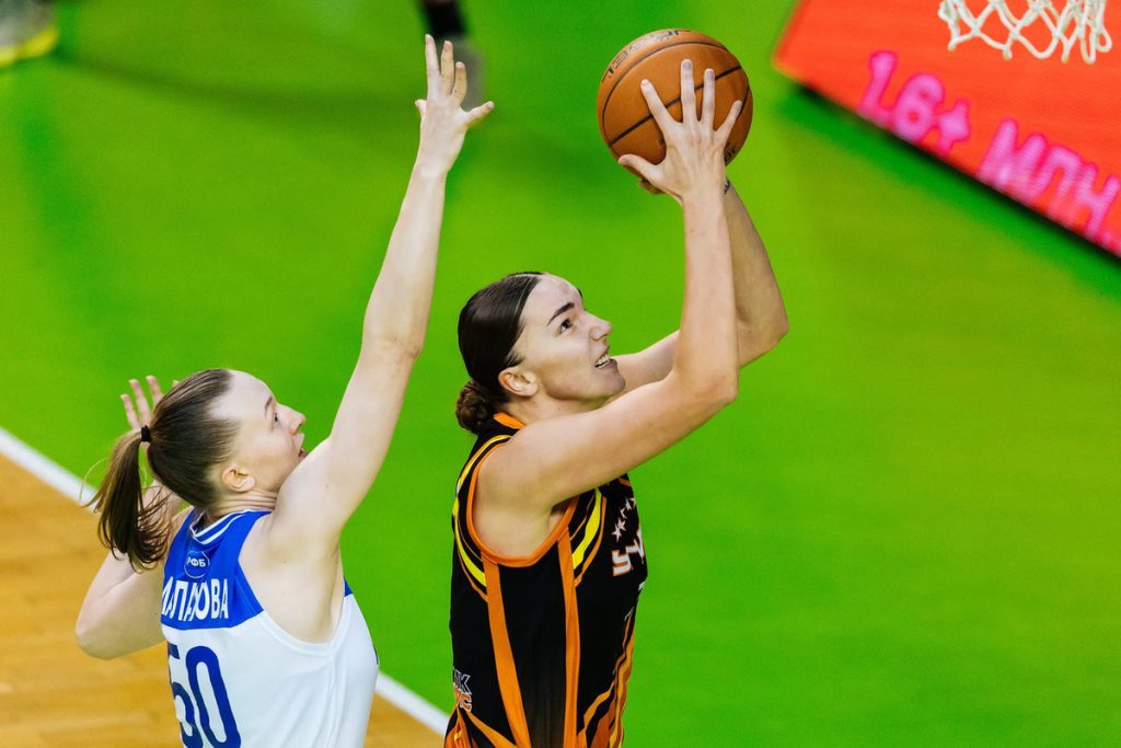 Vittoria Convincete dell&#039;Ural UGMK contro il Novosibirsk Dinamo nel Campionato di Basket Russo