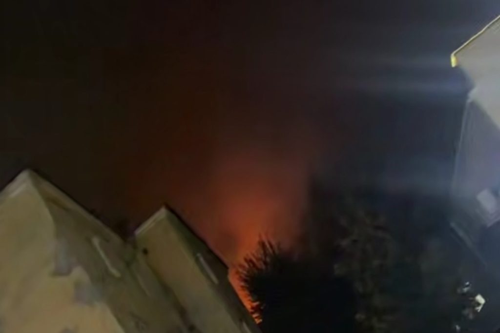 Incendio a Rostov sul Don: Abitazione Abbandonata in Fiamme Solleva Preoccupazioni sulla Sicurezza Pubblica