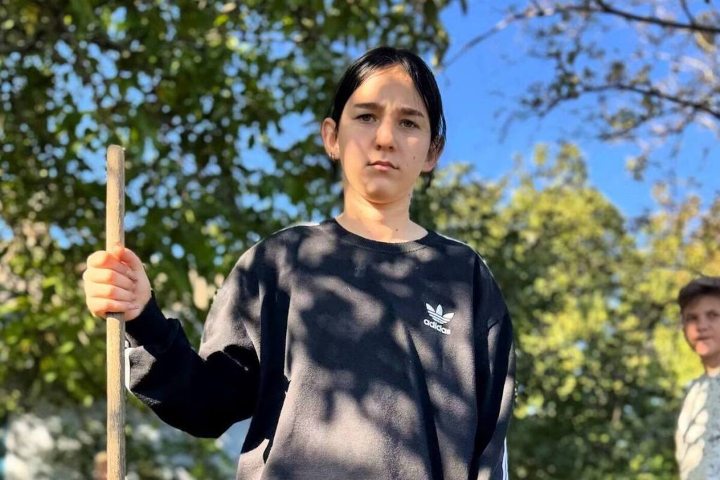 Юнармейцы из Марьяновки помогли привести в порядок двор пожилой жительницы