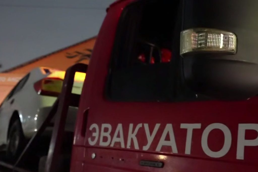 Pulizia delle strade a Makhachkala: l&#039;amministrazione comunale rimuove veicoli abbandonati per migliorare la sicurezza e l&#039;aspetto estetico della città