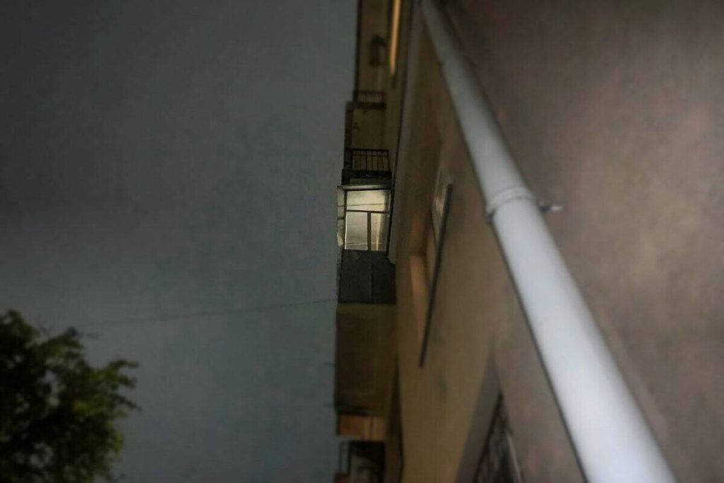 В центре Воронежа мужчина погиб при падении с 4 этажа