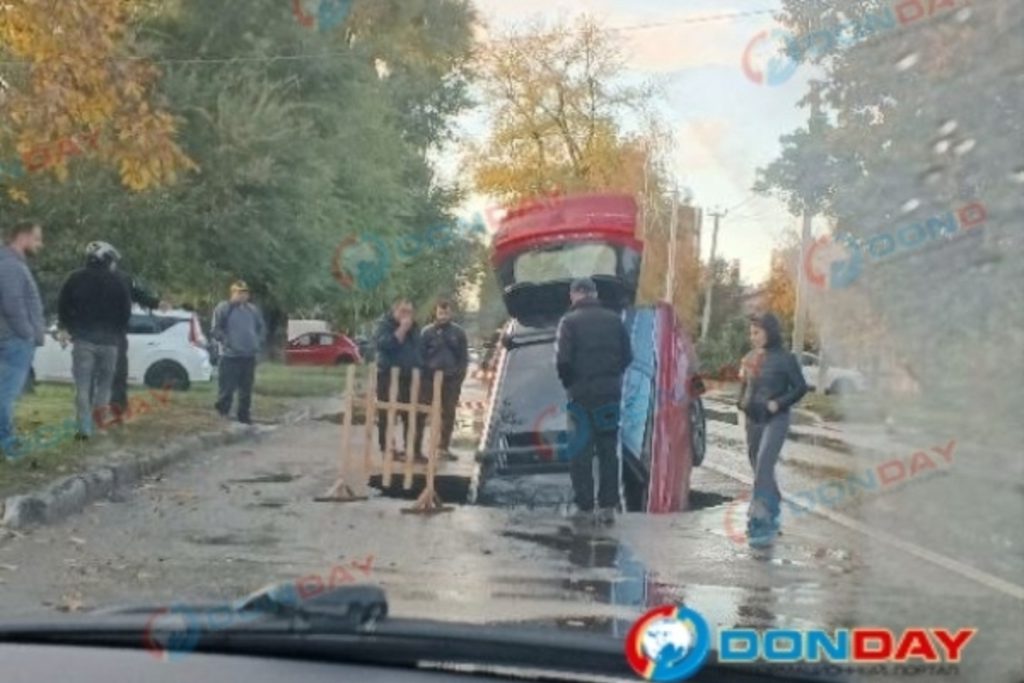 Incidente stradale a Rostov: un&#039;auto scompare sotto l&#039;asfalto dopo forti piogge