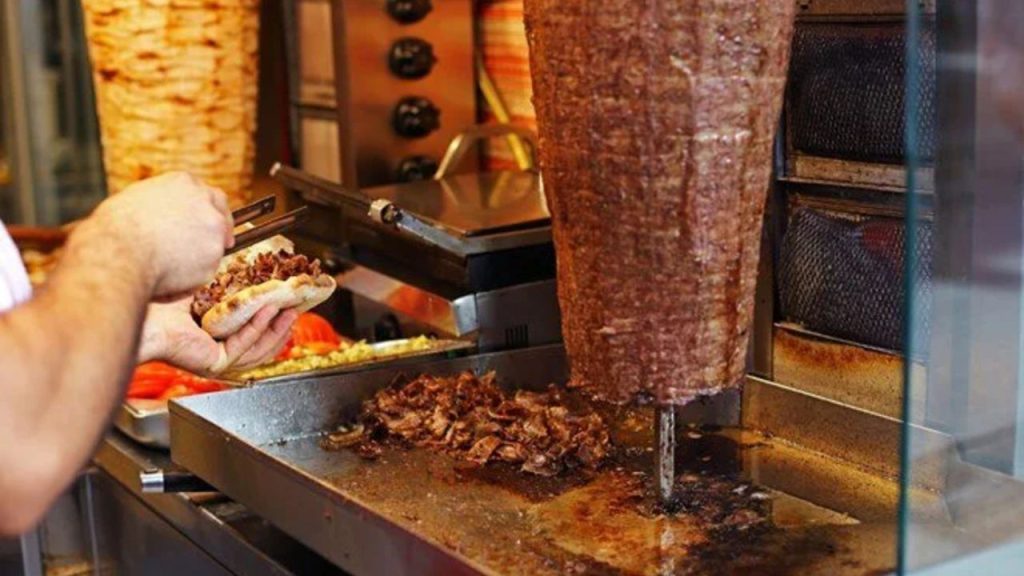80 gram et dönerin fiyatı sosyal medyayı ikiye böldü! Kimi fırsatçı diyor kimi serbest piyasa
