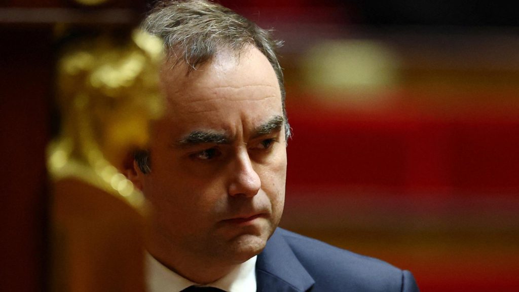 La Strategia Difensiva del Primo Ministro Sébastien Lecornu: Sfide e Possibili Conseguenze per il Governo e l&#039;Economia Francese