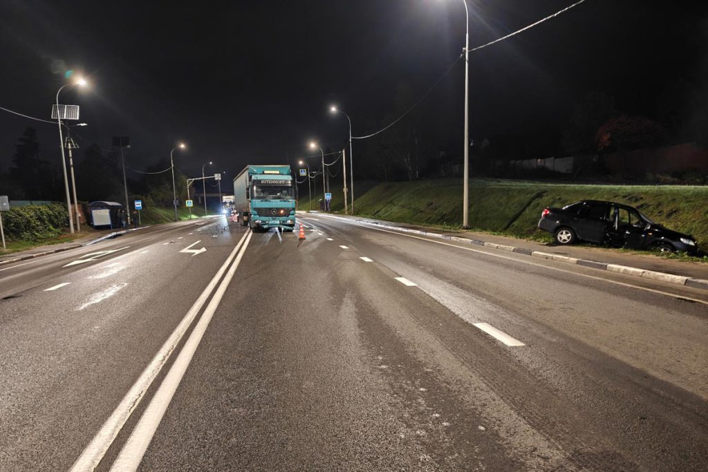 Incidente Stradale in Orlovskaya Oblast: Una Collisione Tra un&#039;Auto e un Camion Sottolinea l&#039;Importanza della Sicurezza Stradale