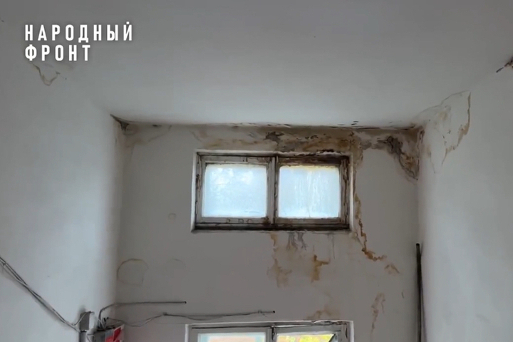 В Орле жители дома на Комсомольской 7 лет страдают от протекающей крыши