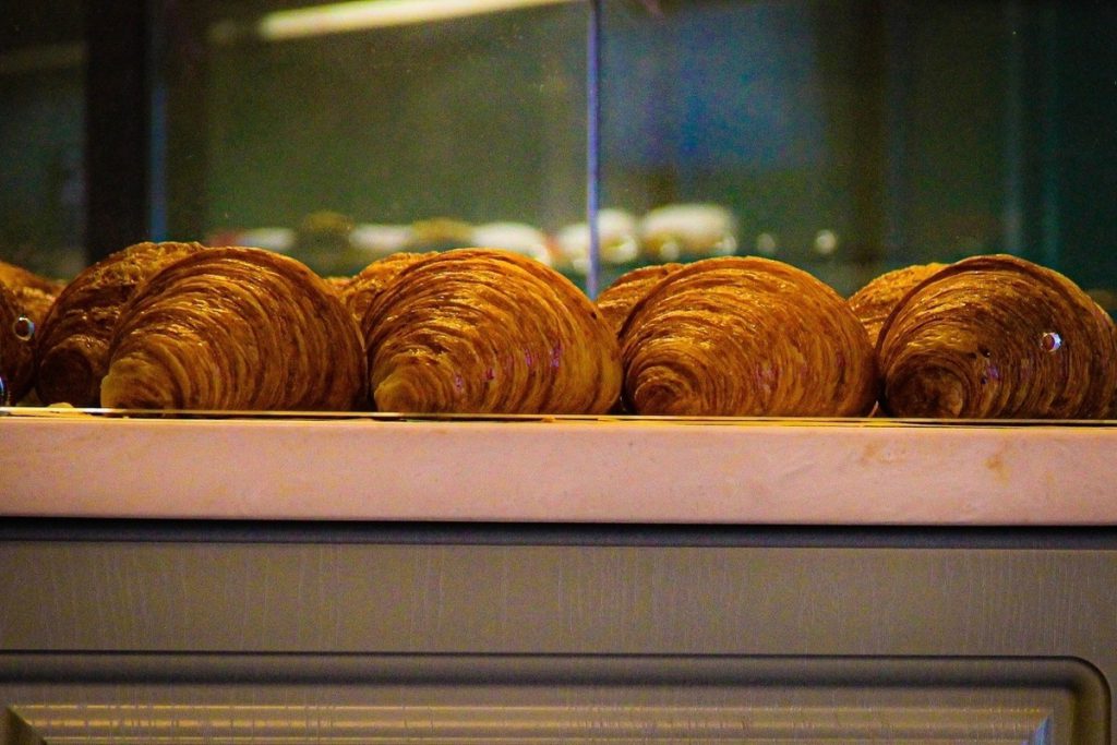 В Туле сняли на видео крысу, которая бегала по выпечке в супермаркете