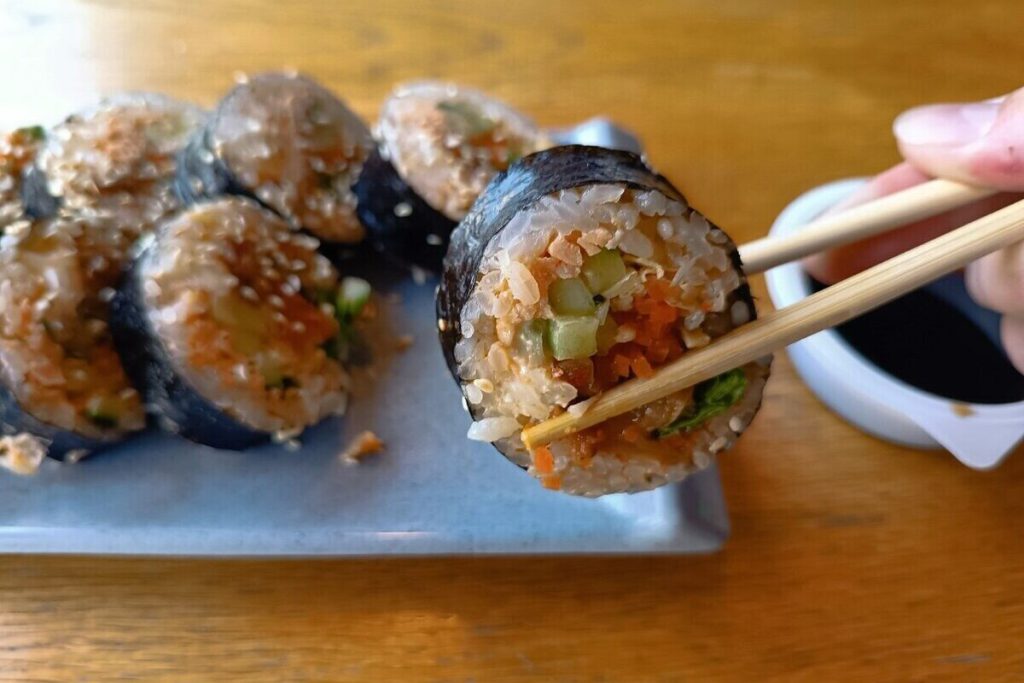 Врач Титова посоветовала не запивать роллы газированными напитками