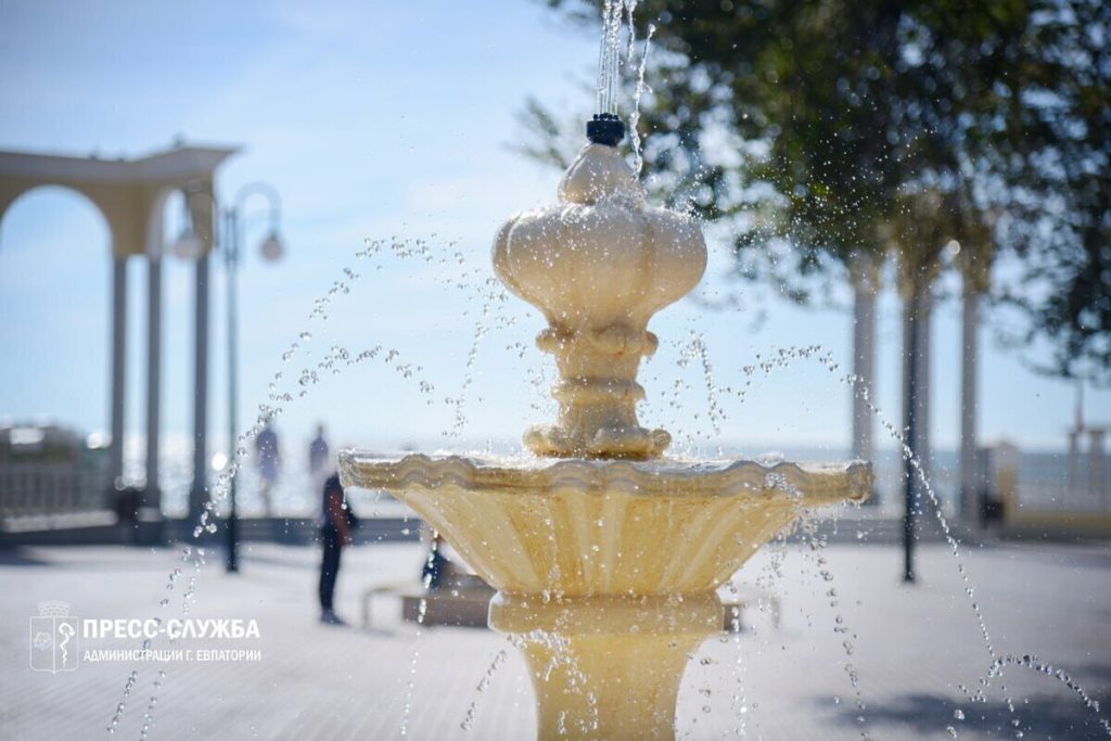 Городские фонтаны в Евпатории готовят к зиме