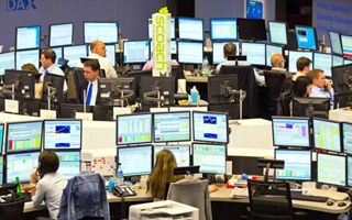 Borse europee poco mosse, a Milano corre TIM e sono deboli le banche