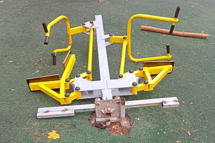 В Курске вандалы повредили тренажёр в сквере на улице Менделеева