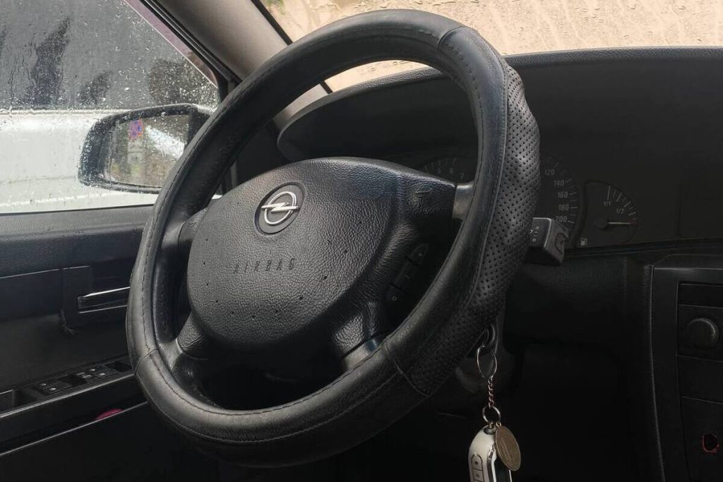 Юрист предупредил водителей о штрафе за телефон в руке во время поездки