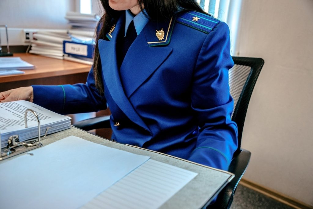 Работодателя из Твери обязали выплатить компенсацию сотруднице, получившей травму головы